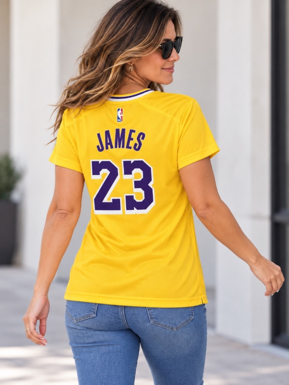 Lakers LeBron James #23 Fanatics Women's Gold V-Neck Tee Large - Picture 11 of 11